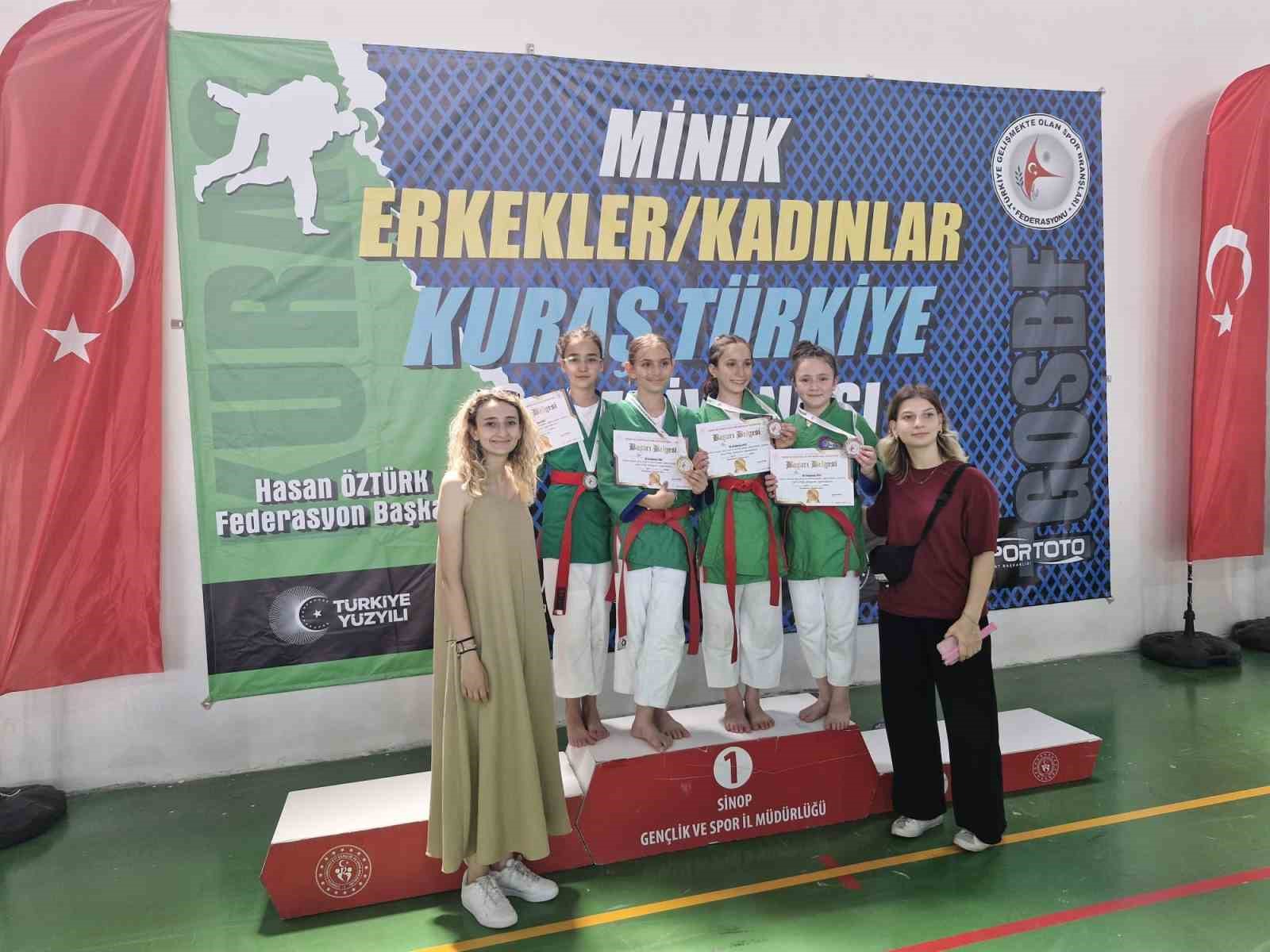 Kütahyalı minik kuraşçılardan gururlandıran başarı