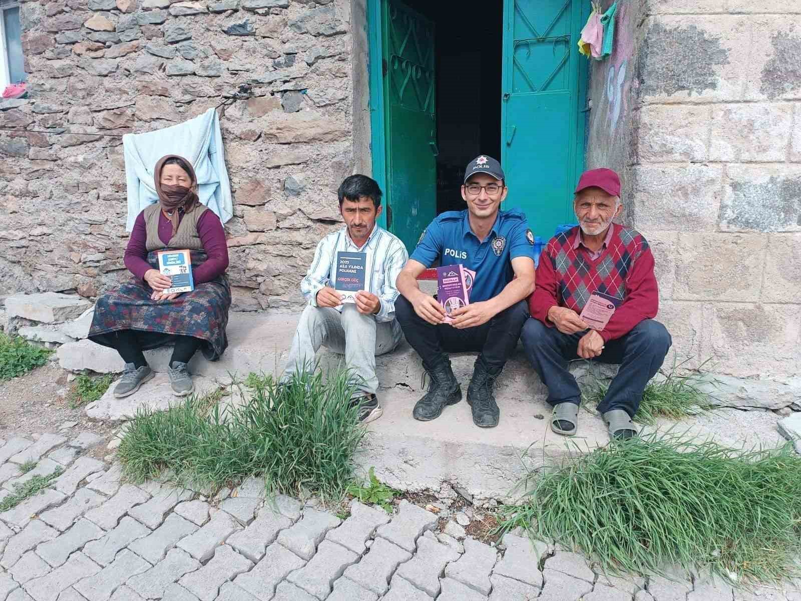 Ardahan&rsquo;da polis ekiplerinden vatandaşa broş&uuml;rl&uuml; uyarı
