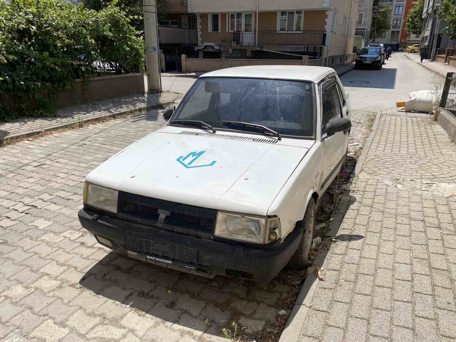 Kapısı a&ccedil;ık ve plakasız hurda otomobil dikkat &ccedil;ekti

