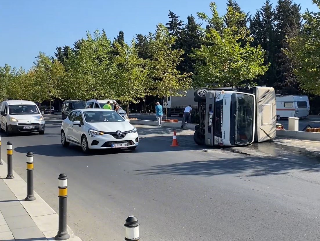 K&uuml;&ccedil;&uuml;k&ccedil;ekmece&rsquo;de sebze y&uuml;kl&uuml; kamyonet devrildi: 2 yaralı
