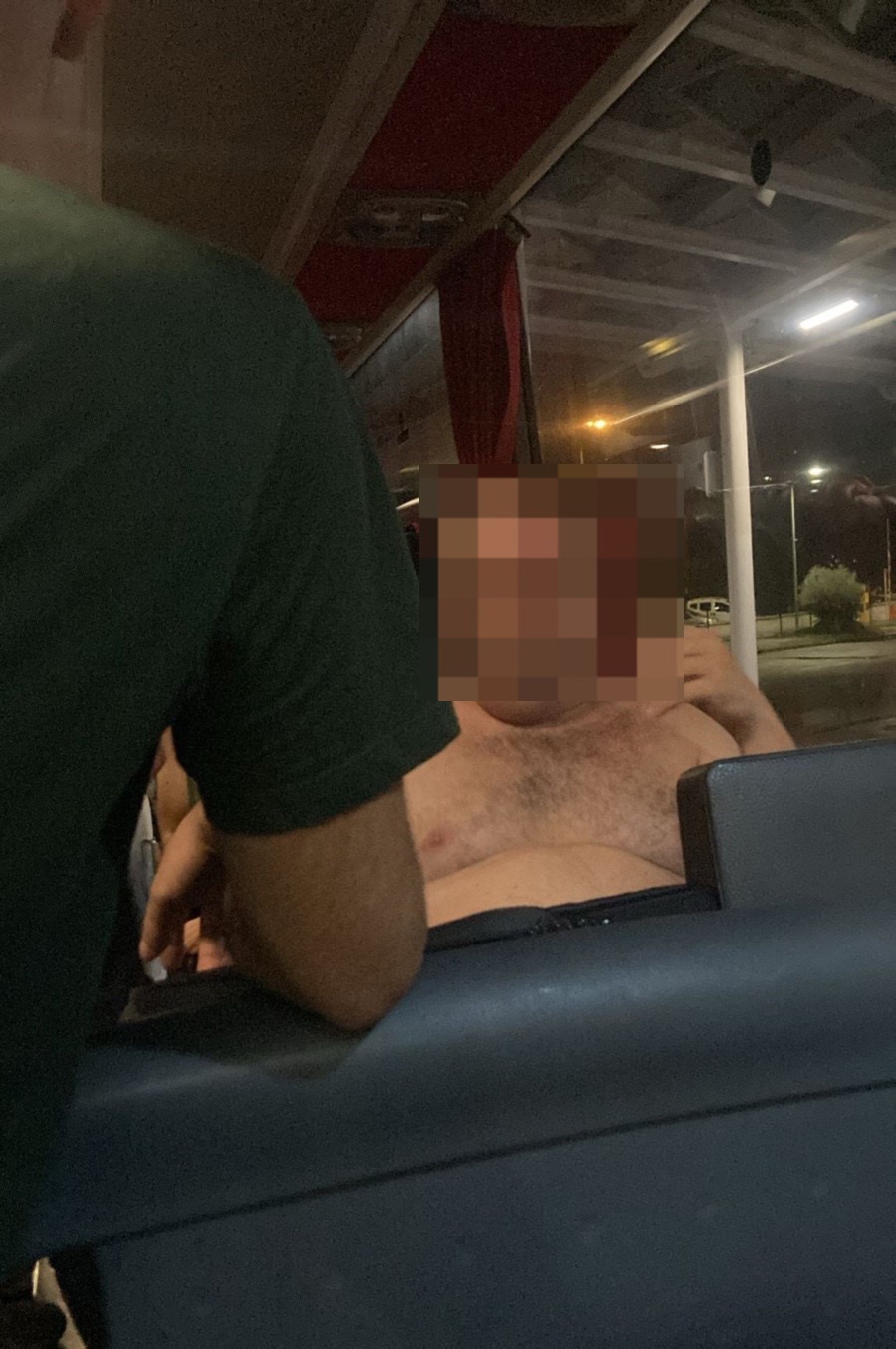 Otob&uuml;ste paniğe neden olan turisti alkoll&uuml; sandılar, ger&ccedil;ek başka &ccedil;ıktı
