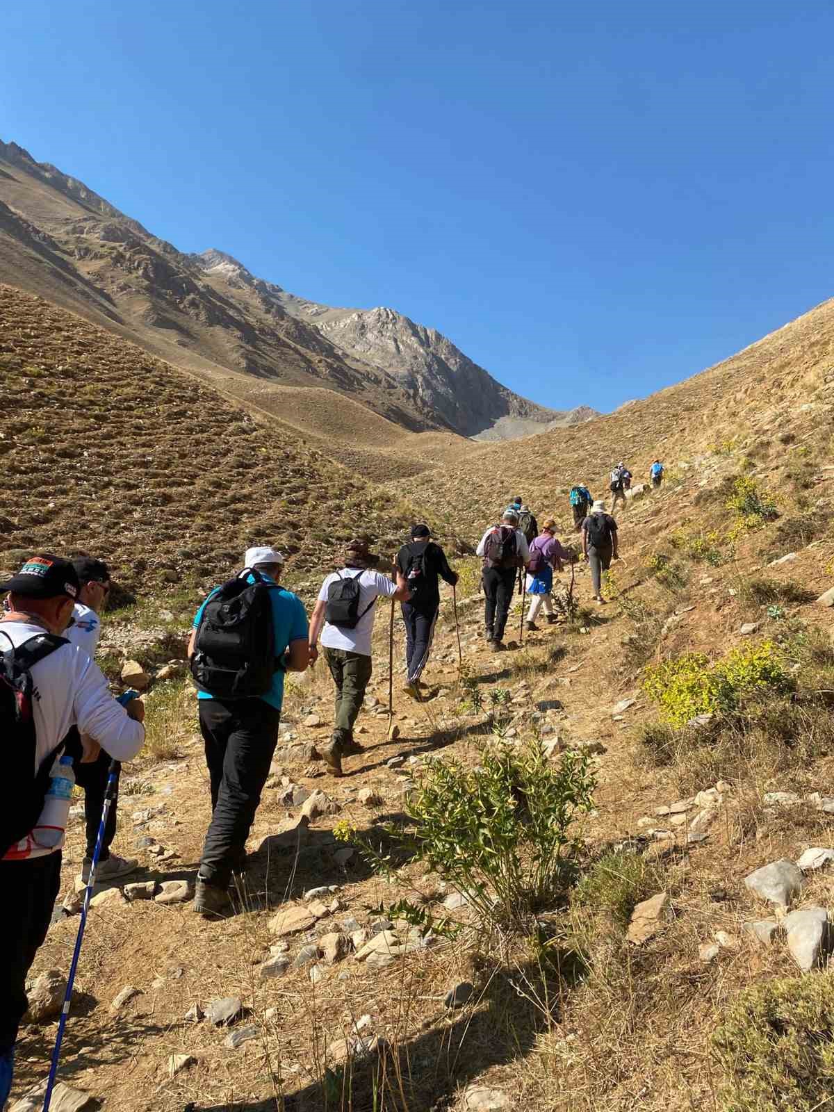 Doğaseverler, Gevaş-Bah&ccedil;esaray arasında 20 kilometrelik tarihi kervan yolunda y&uuml;r&uuml;d&uuml;
