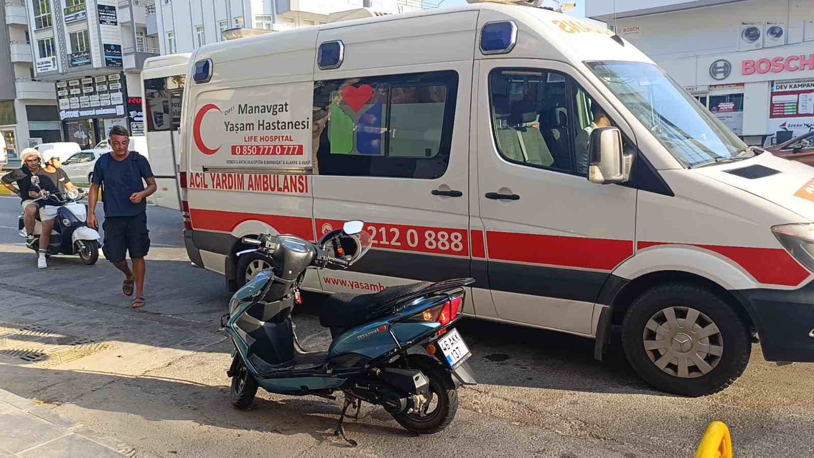 Motorlu bisiklet, araca çarpıp devrildi: Bisiklet sürücüsü yaralandı