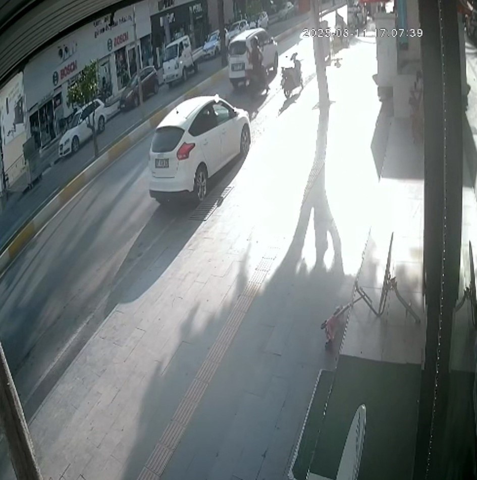 Motorlu bisiklet, araca çarpıp devrildi: Bisiklet sürücüsü yaralandı