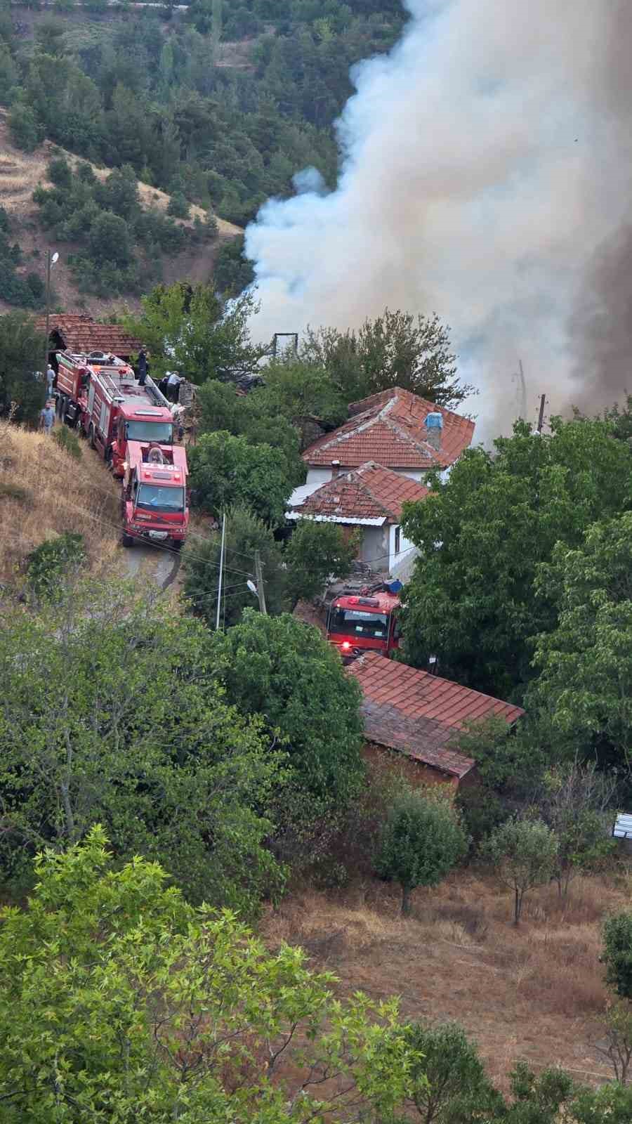 Ambarda başlayan yangın evleri kullanılamaz hale getirdi

