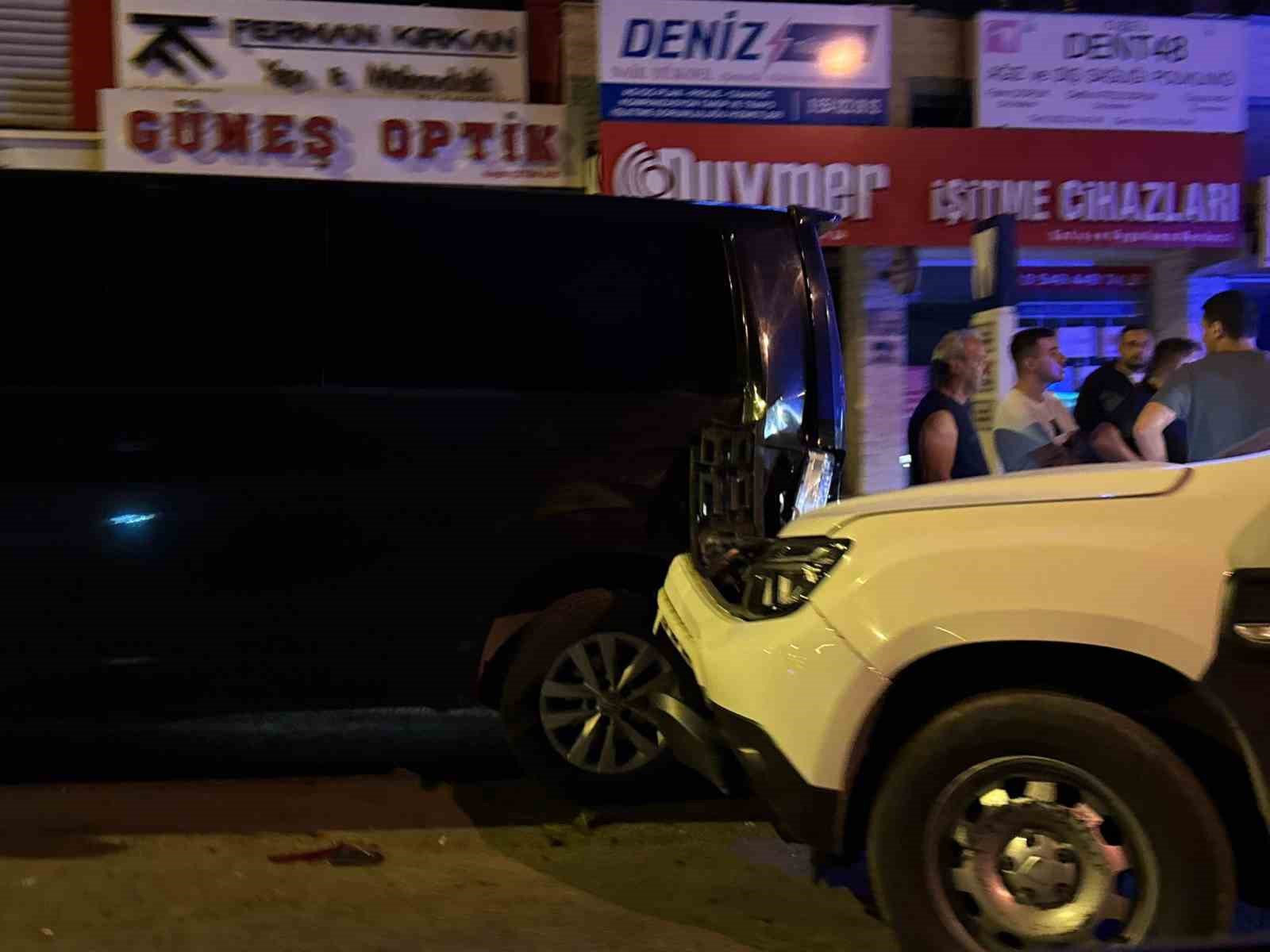 Otomobil park halindeki araca &ccedil;arptı: 2 yaralı
