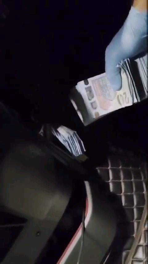 Koltuk ve g&ouml;sterge paneline gizlediği 55 bin euro ile yakalandı
