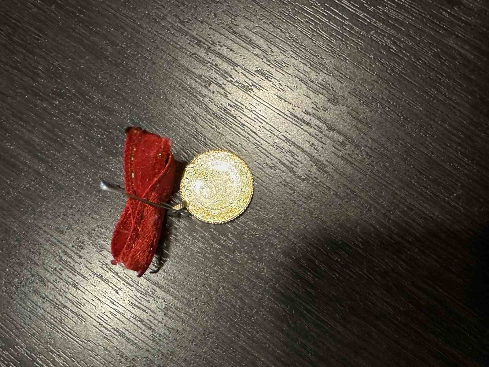 Bulduğu çeyrek altını polise teslim etti

