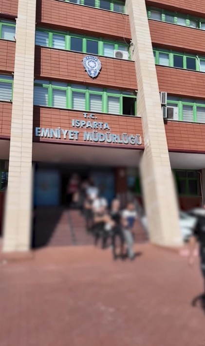 Isparta’da 2,5 milyon TL’lik nitelikli dolandırıcılık operasyonunda 8 şüpheli yakalandı
