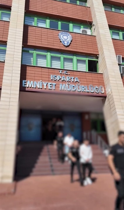 Isparta’da 2,5 milyon TL’lik nitelikli dolandırıcılık operasyonunda 8 şüpheli yakalandı