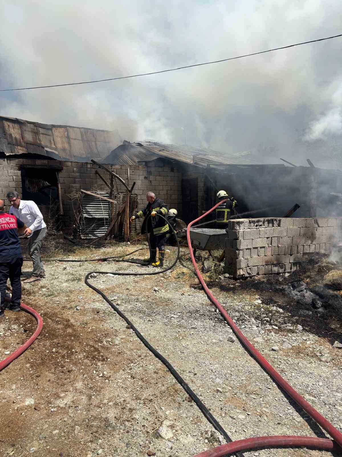 Erzincan&rsquo;da samanlık ve ahır yandı
