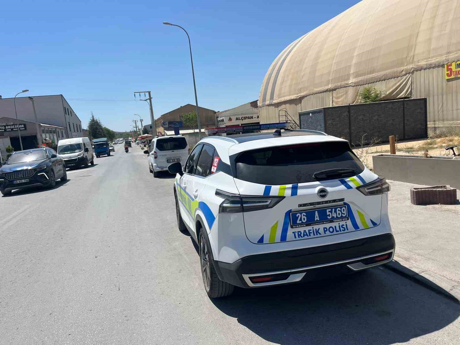 Motosikletli kurye, otomobille &ccedil;arpıştı
