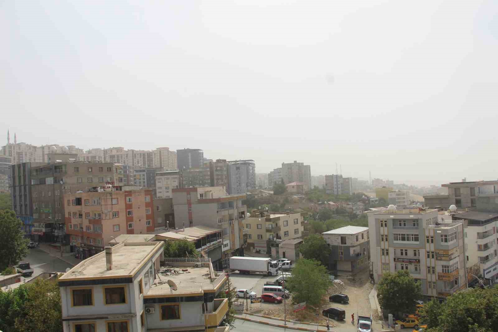 Şırnak&rsquo;ta toz taşınımı hayatı olumsuz etkiledi
