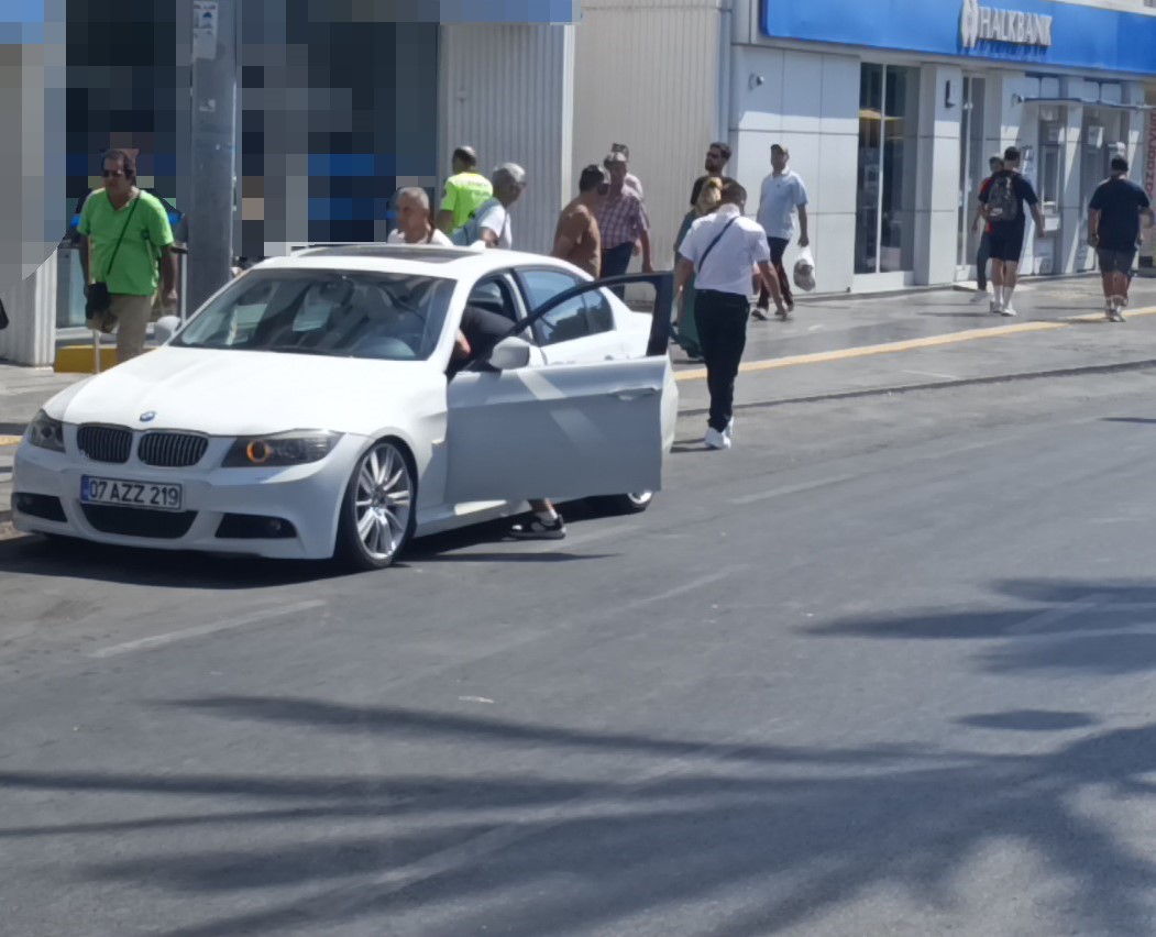 Kırmızı ışıkta bekleyen sürücünün önünü kesip saldırdılar, o anlar güvenlik kamerasına yansıdı