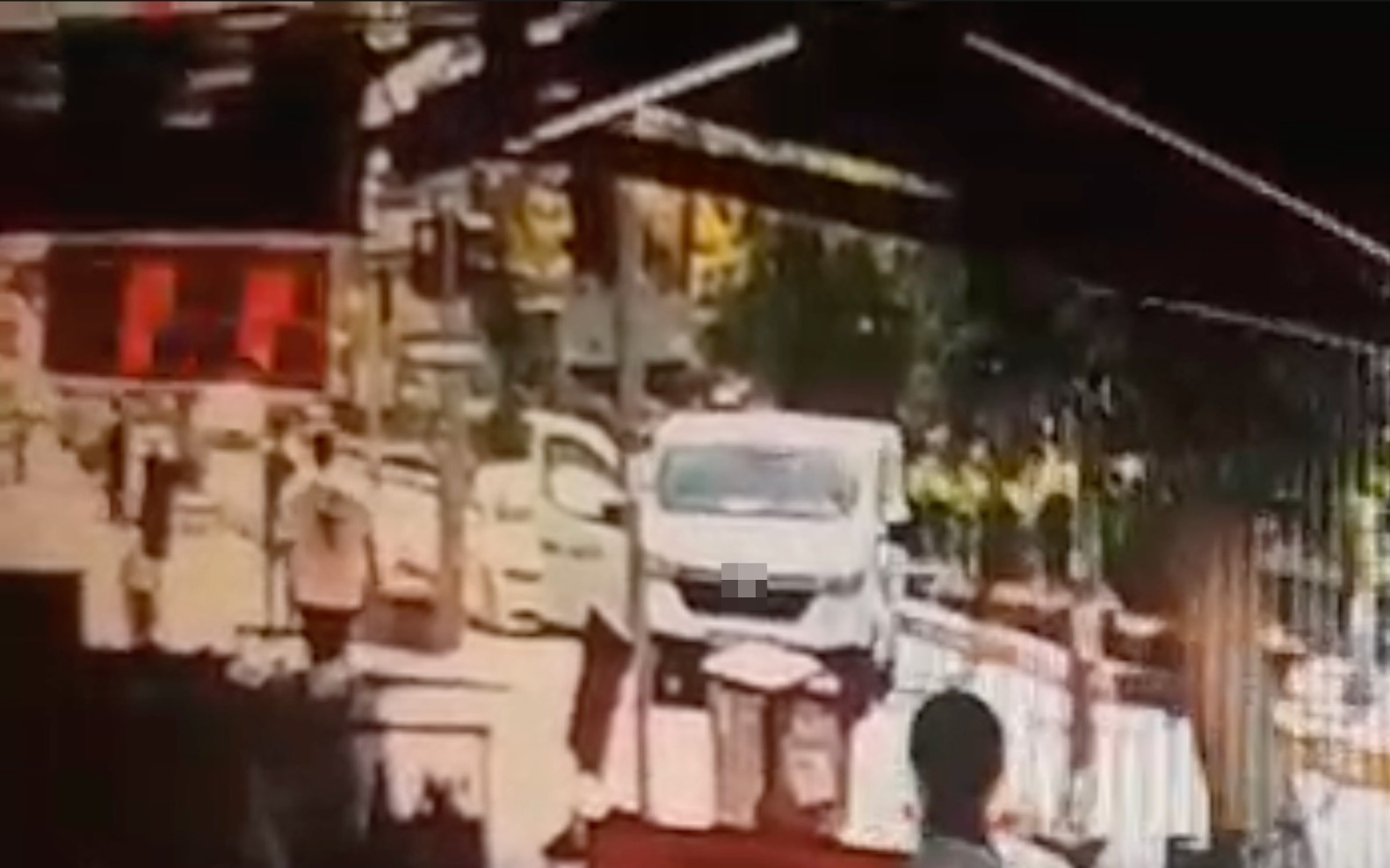 Kırmızı ışıkta bekleyen s&uuml;r&uuml;c&uuml;n&uuml;n &ouml;n&uuml;n&uuml; kesip saldırdılar, o anlar g&uuml;venlik kamerasına yansıdı
