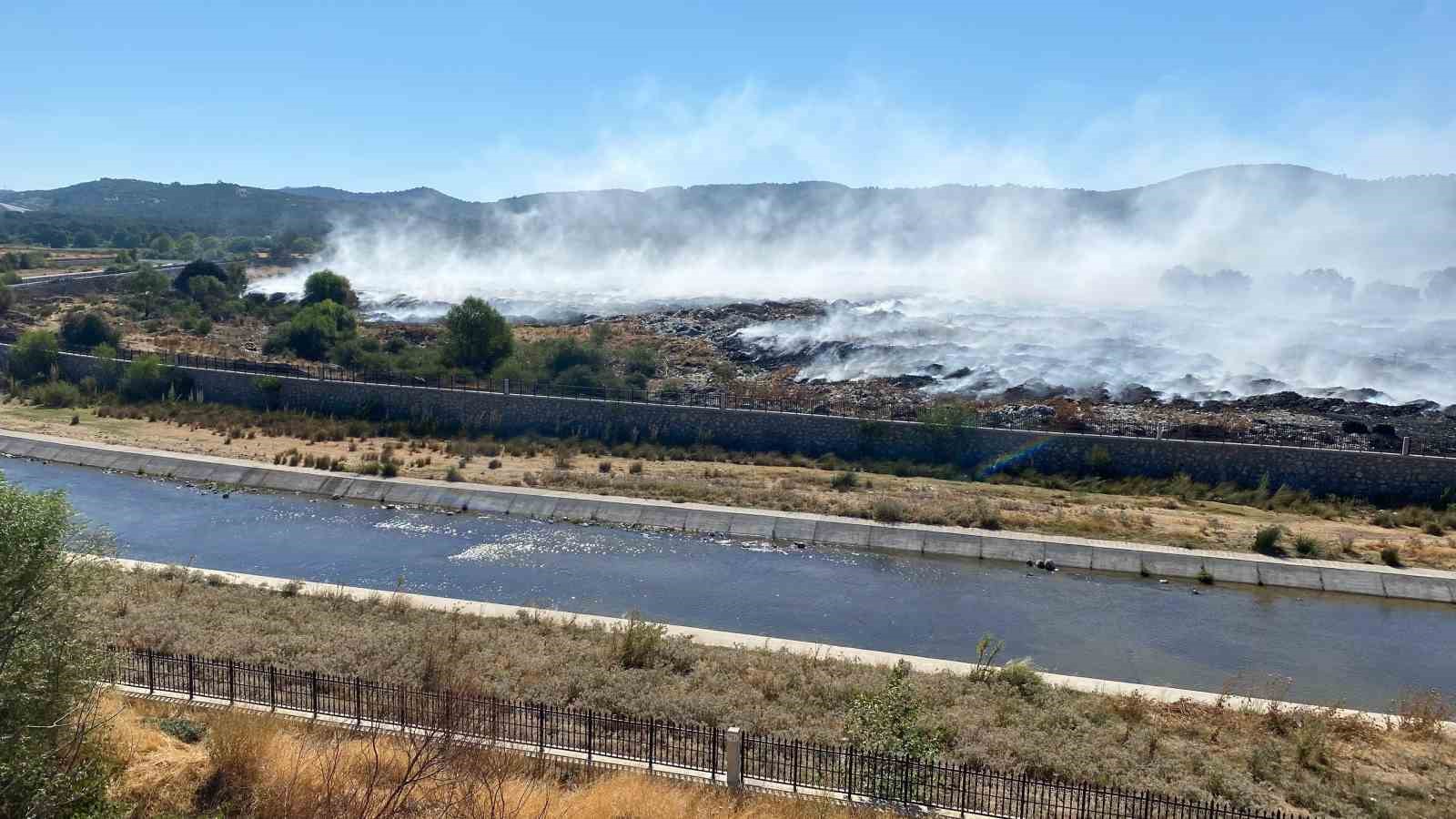 Ayvacık ilçesinde çöplükte başlayarak ormanlık alana sıçrayan yangın büyük ölçüde kontrol altına alındı