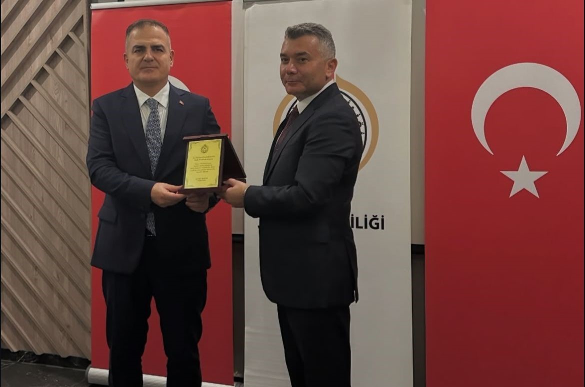 Vali Akbıyık&rsquo;tan Tuğgeneral B&uuml;y&uuml;k&rsquo;e plaketli uğurlama
