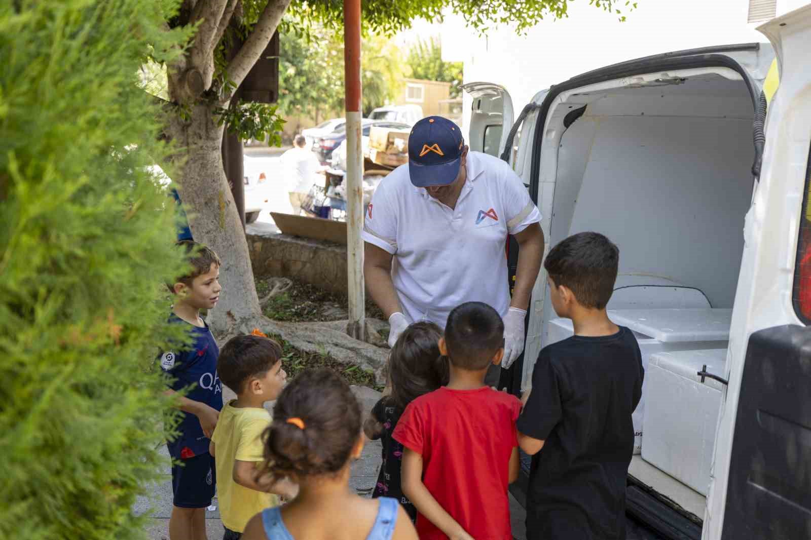 Mersin&rsquo;de &ccedil;ocuklara yaz boyu &uuml;cretsiz dondurma keyfi
