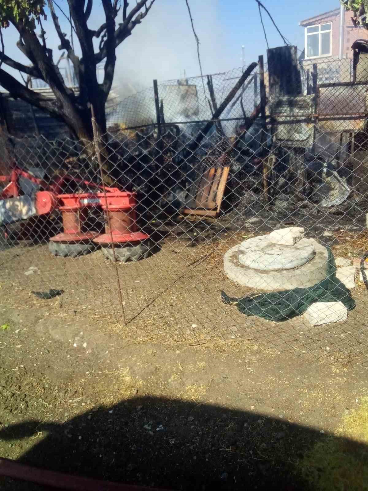 Tekirdağ&rsquo;da &ccedil;iftlik deposu alev alev yandı
