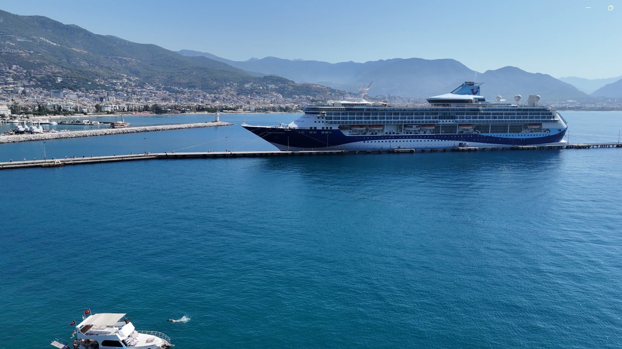 Bin 924 yolcu 734 mürettebatlı dev gemi Alanya’ya demir attı