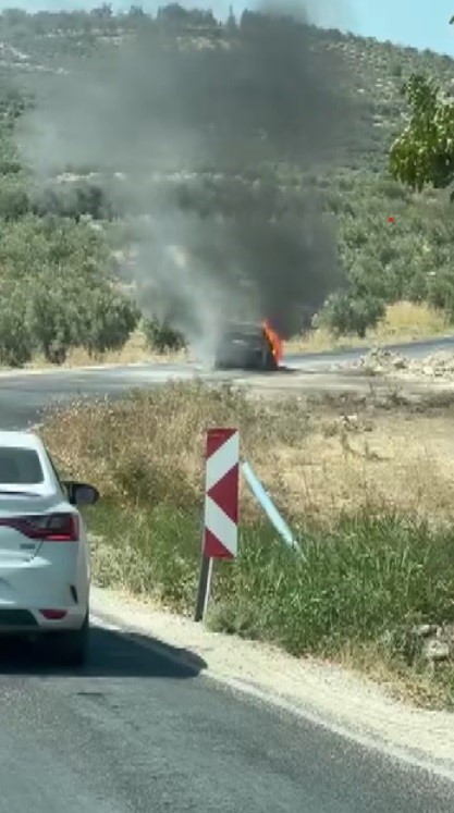 Seyir halindeki otomobil alev alev yanarak kullanılamaz hale geldi