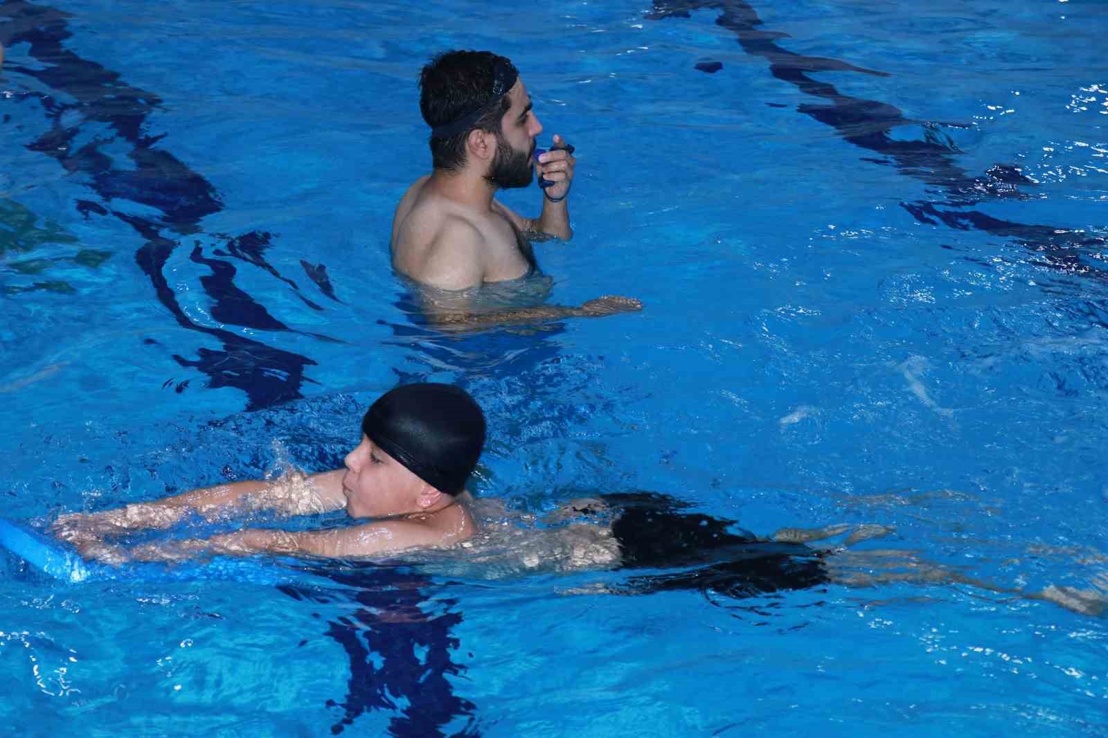 Havuz keyfi &ccedil;ocukların ve gen&ccedil;lerin y&uuml;z&uuml;n&uuml; g&uuml;ld&uuml;rd&uuml;
