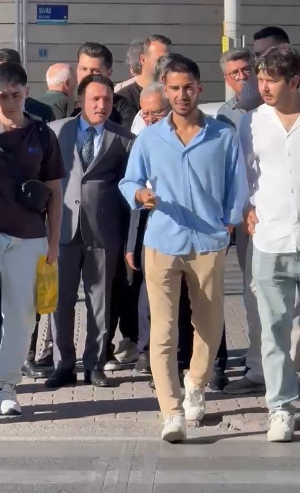 Vali &Ccedil;i&ccedil;ek, trafik ışıklarını bekleyerek karşıya ge&ccedil;ti
