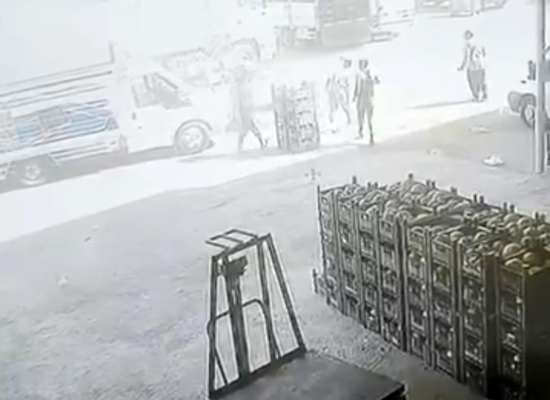 R&uuml;zgarın u&ccedil;urduğu şemsiyeyi tutmak isterken yaralandı
