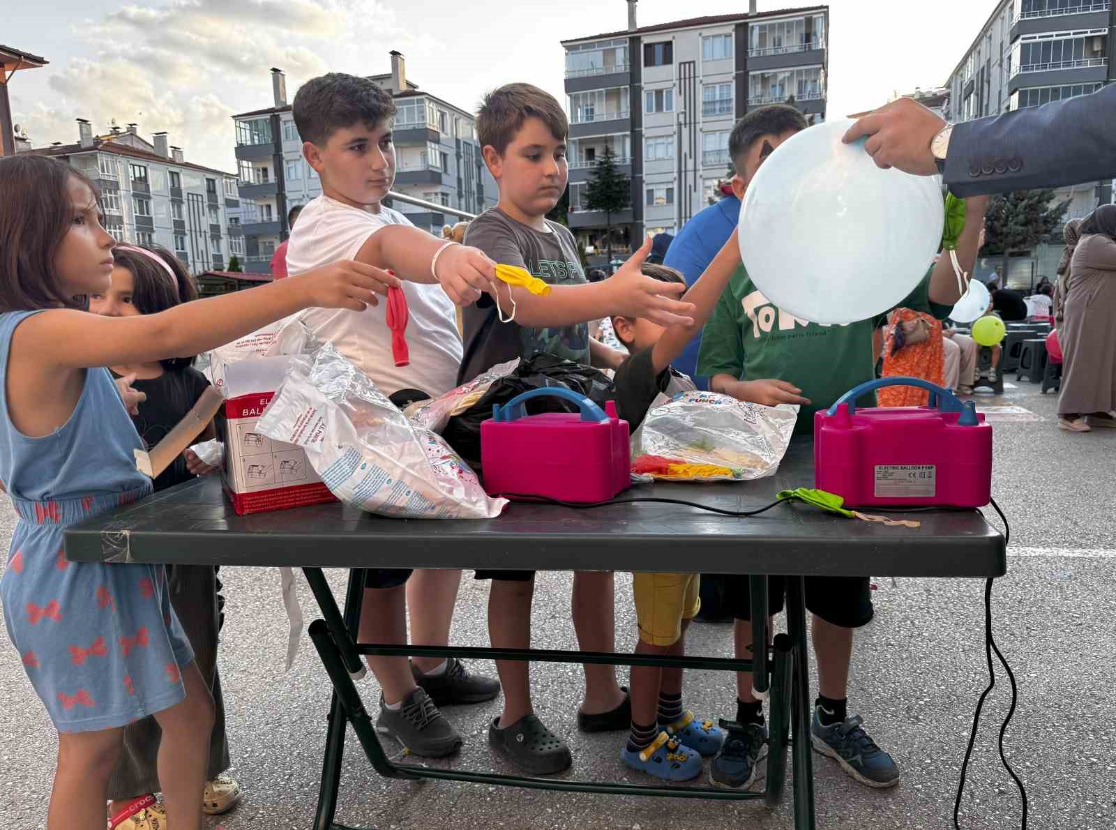 Çocuklar Tokat Belediyesi’nin mahalle şenlikleriyle doyasıya eğleniyor
