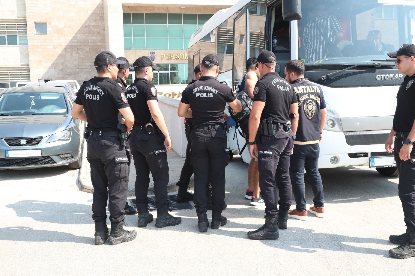 Antalya’da aranan 125 şahıs eş zamanlı operasyonla yakalandı