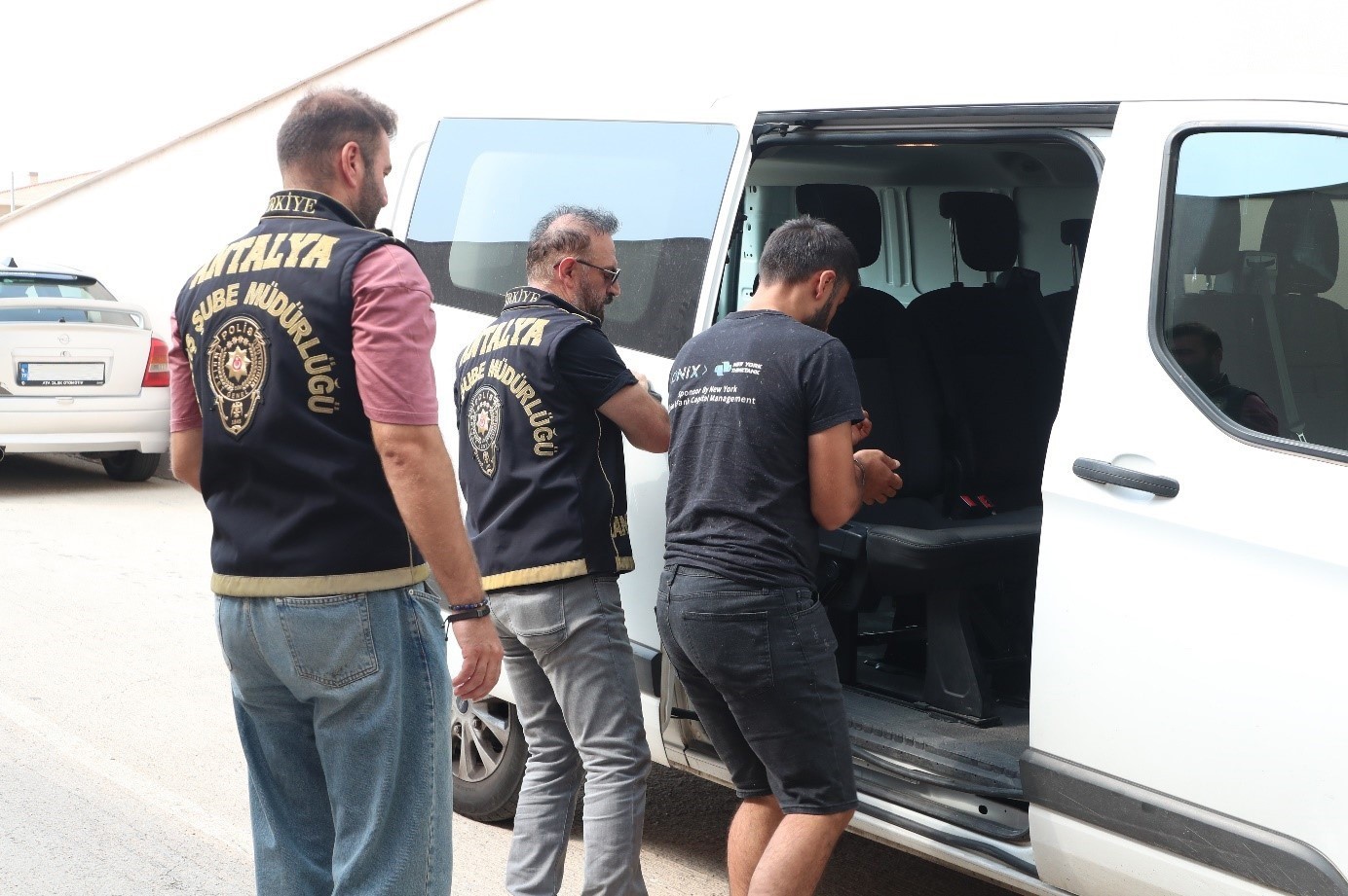 Antalya&rsquo;da aranan 125 şahıs eş zamanlı operasyonla yakalandı
