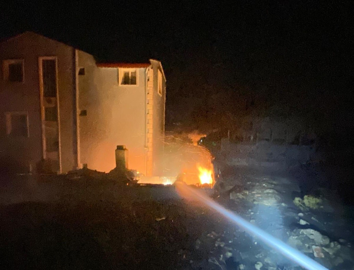 Dikili’de otluk alandaki yangın evlere sıçradı: 11 ev zarar gördü