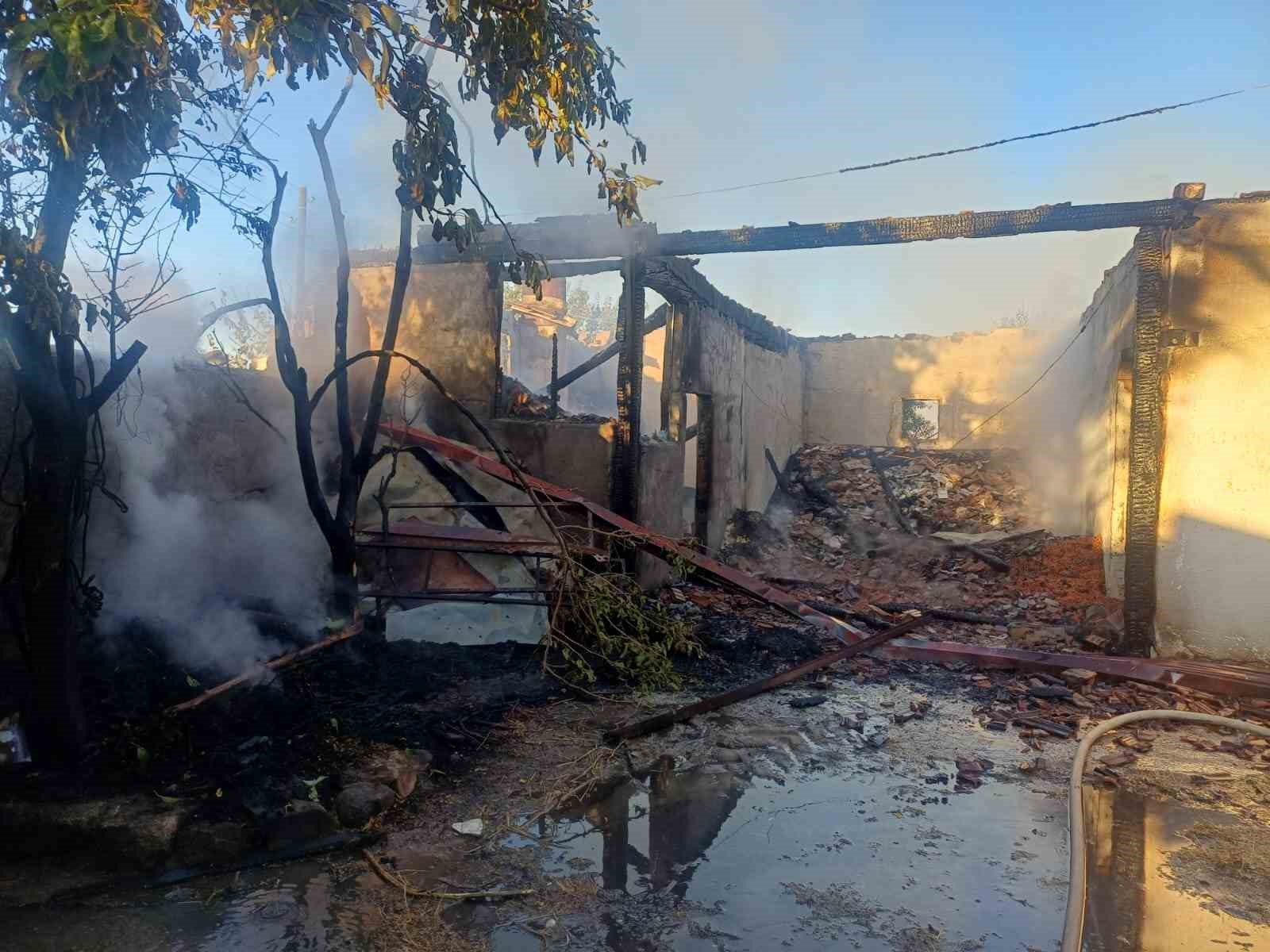 &Ccedil;orum&rsquo;da &ccedil;ıkan yangında garaj, tandırlık ve depo zarar g&ouml;rd&uuml;
