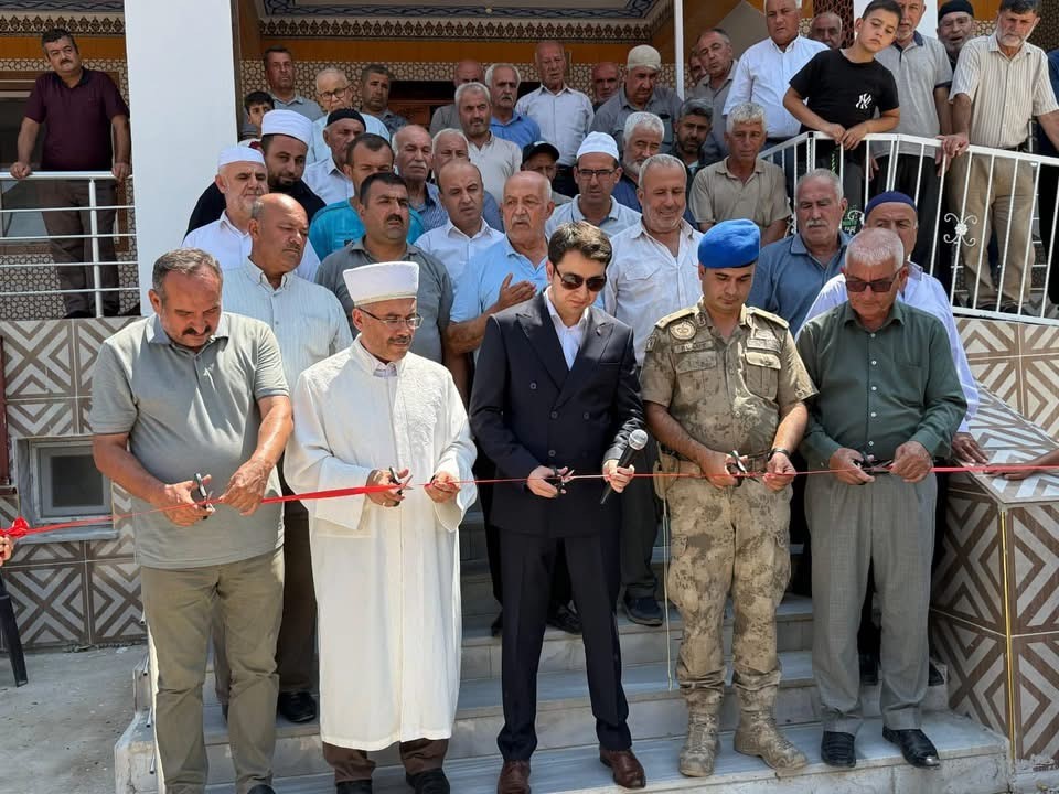 Depremde yıkılan cami dualarla yeniden ibadete açıldı