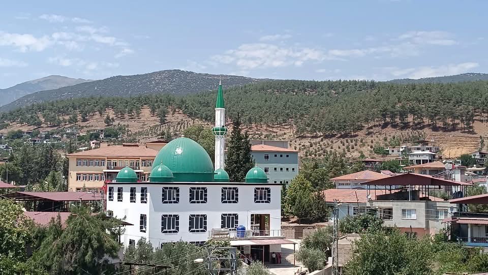 Depremde yıkılan cami dualarla yeniden ibadete a&ccedil;ıldı

