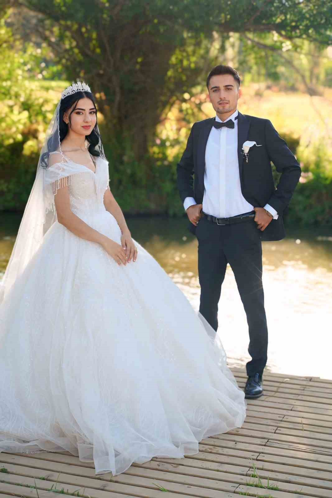 Yeni evlenen &ccedil;ift soluğu kanoda aldı
