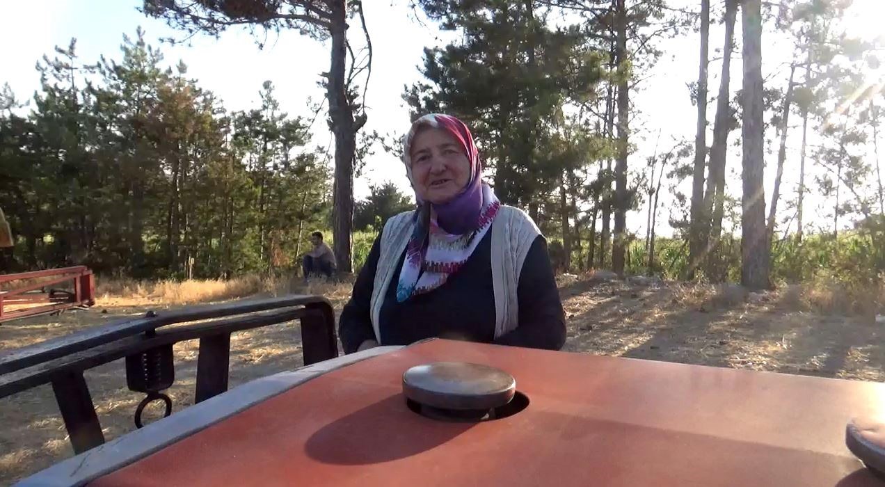 K&ouml;yl&uuml; &ccedil;iftten yangın s&ouml;nd&uuml;rme ekiplerine yemek desteği
