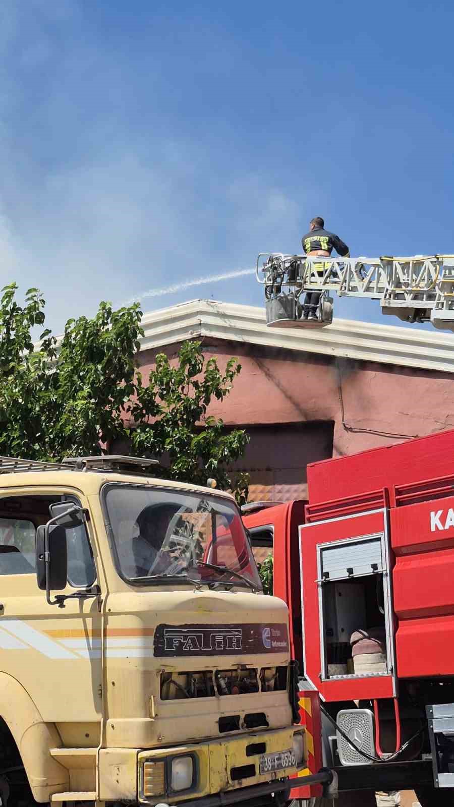 Depoda &ccedil;ıkan yangın s&ouml;nd&uuml;r&uuml;ld&uuml;
