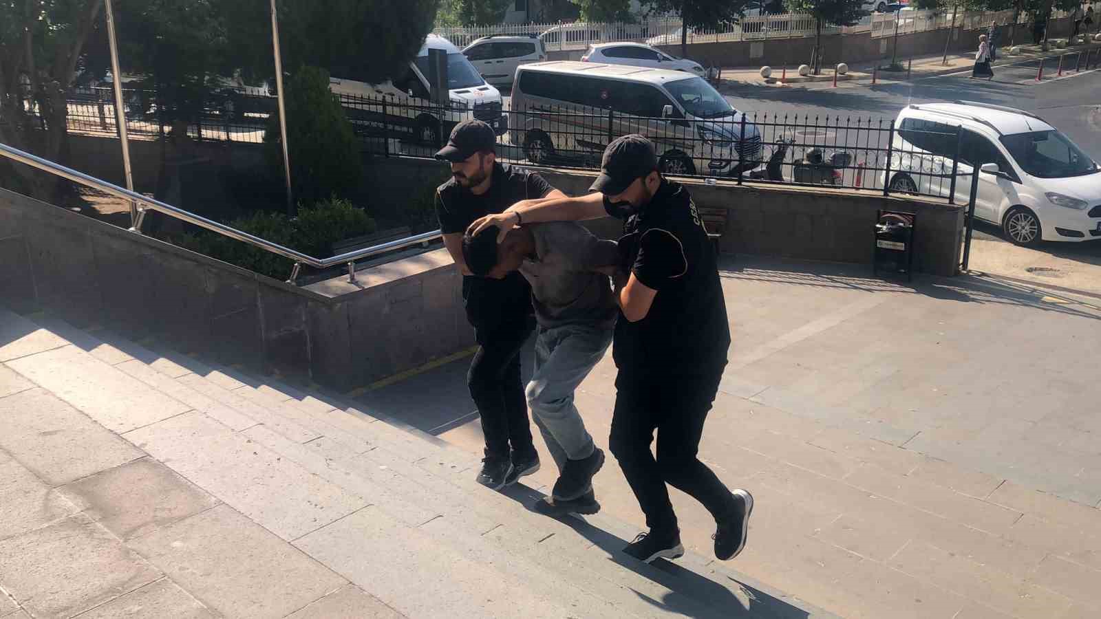 Amerikan tıraşı ile kamufle olan gasp ş&uuml;phelisi adliyeye sevk edildi
