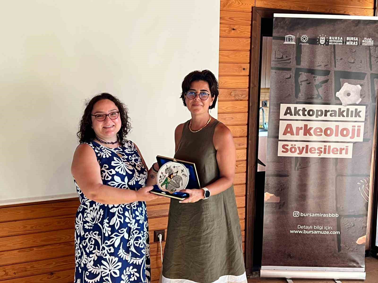 B&uuml;y&uuml;kşehir Belediyesi&rsquo;nin d&uuml;zenlediği &rsquo;Aktopraklık arkeoloji s&ouml;yleşileri&rsquo;, arkeoloji meraklılarını Bursa&rsquo;da buluşturuyor
