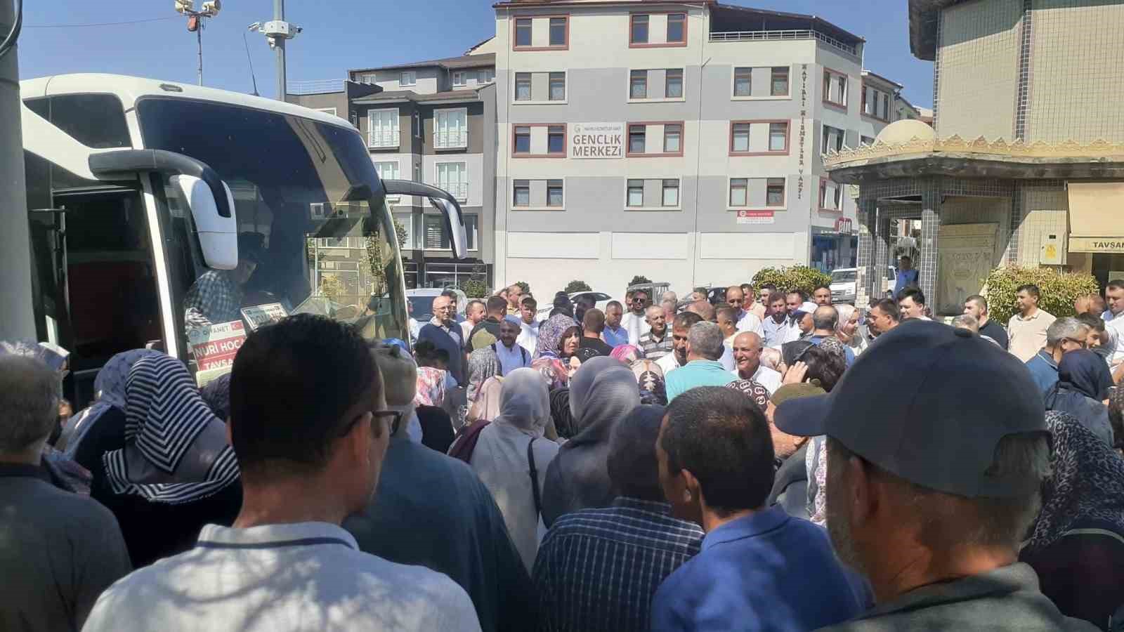 Tavşanlı’da umreciler dualarla uğurlandı