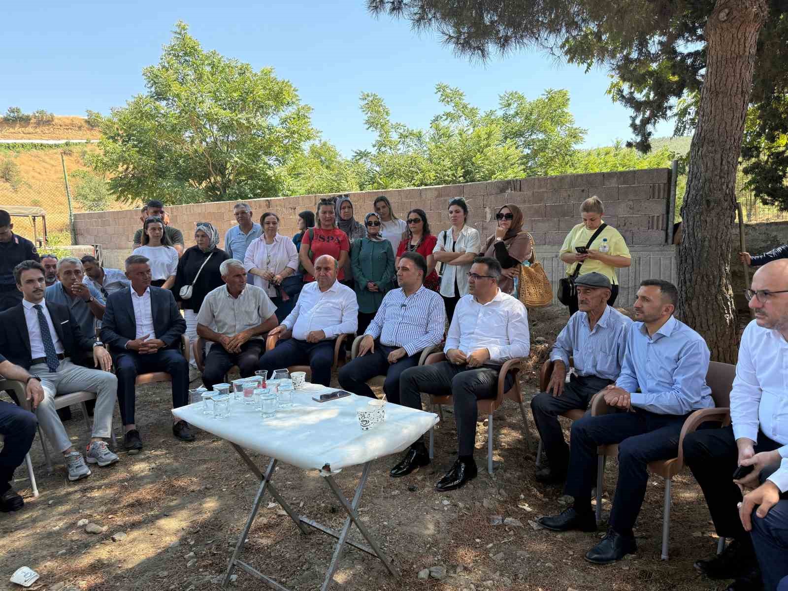 Baybatur, Sarıg&ouml;l ve Alaşehir&rsquo;de &uuml;reticilerle buluştu, okul a&ccedil;ılışı yaptı
