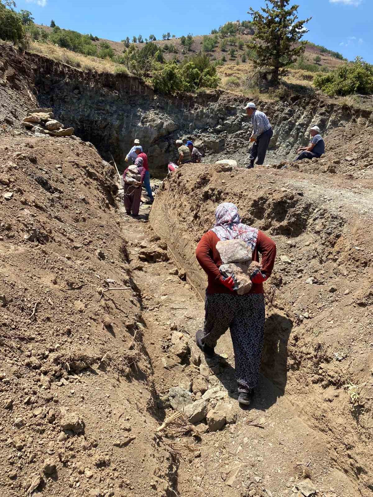 K&ouml;y halkı imece usul&uuml; &ccedil;eşme inşa etti
