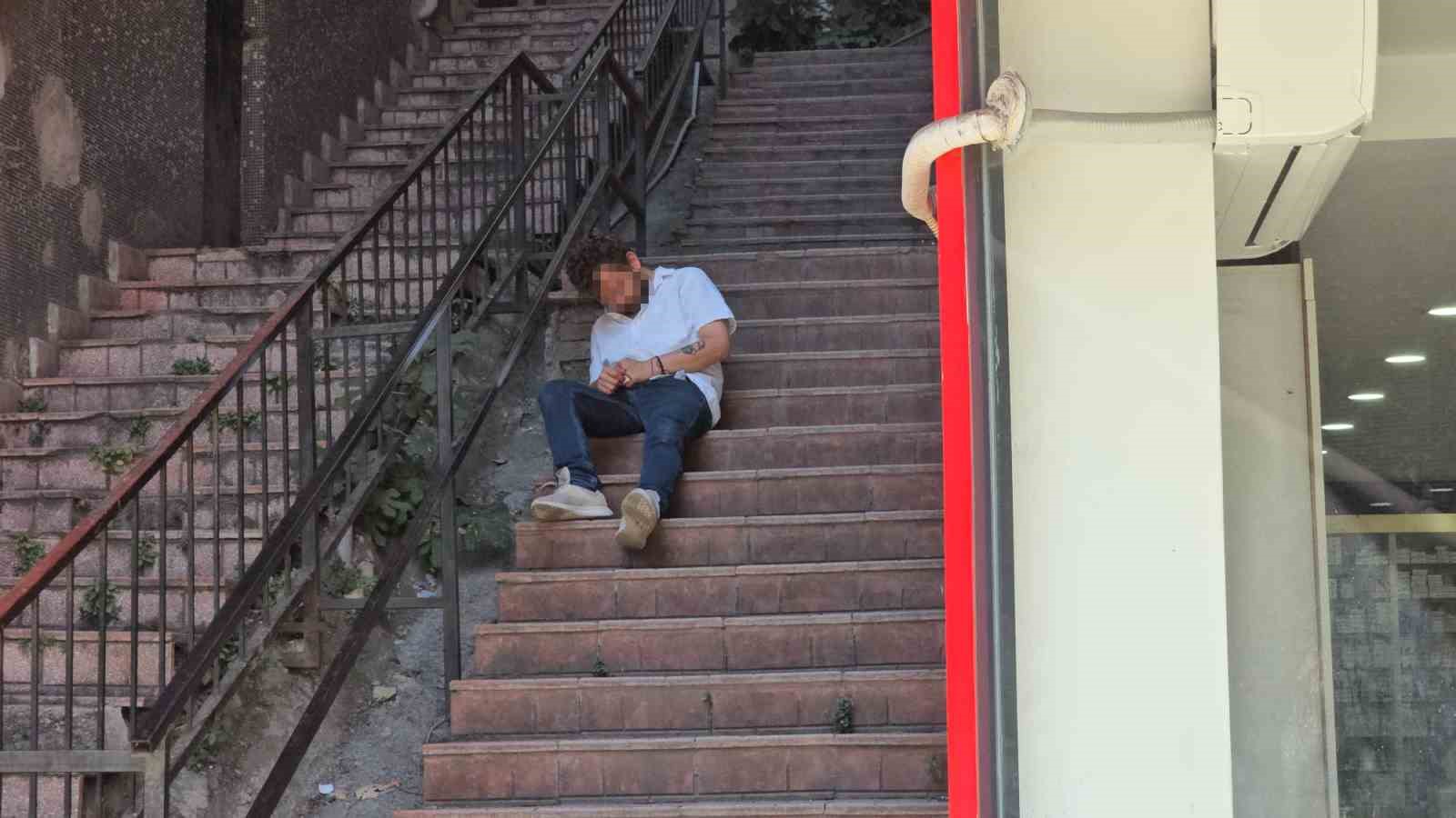 Merdivenlerde baygın bulunan kişi hastaneye kaldırıldı