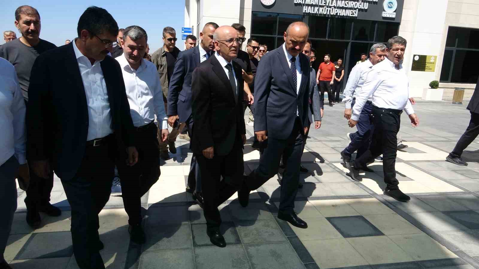 Bakan Şimşek, memleketi Batman’da ağabeyinin taziyelerini kabul etti