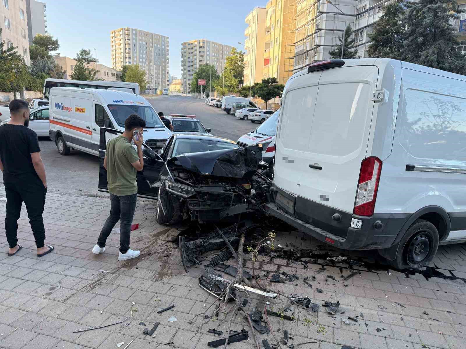 Batman’da otomobil ile minibüs çarpıştı: 1 yaralı