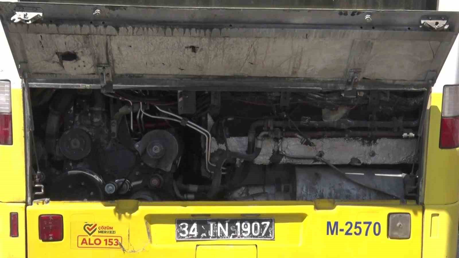 Kadıköy&rsquo;de İETT otobüsünün motor kısmında yangın çıktı