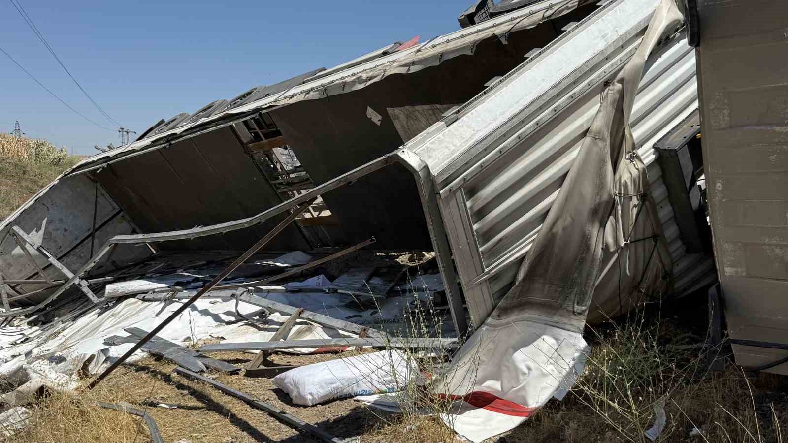 Diyarbakır’da gübre yüklü tır yol kenarına devrildi