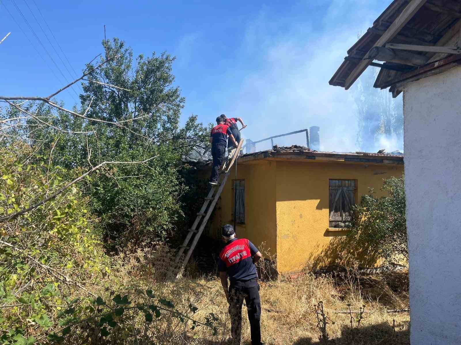 Alevlere teslim olan bina kullanılmaz hale geldi