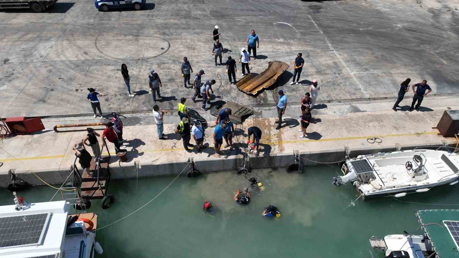 Balıkçı barınağında dip temizliği: 2 ton çöp çıkartıldı